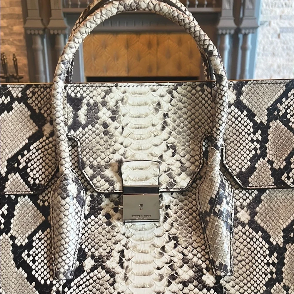 NWT Michael Kors Collection Campbell Runway Weekender - Picture 3 of 16